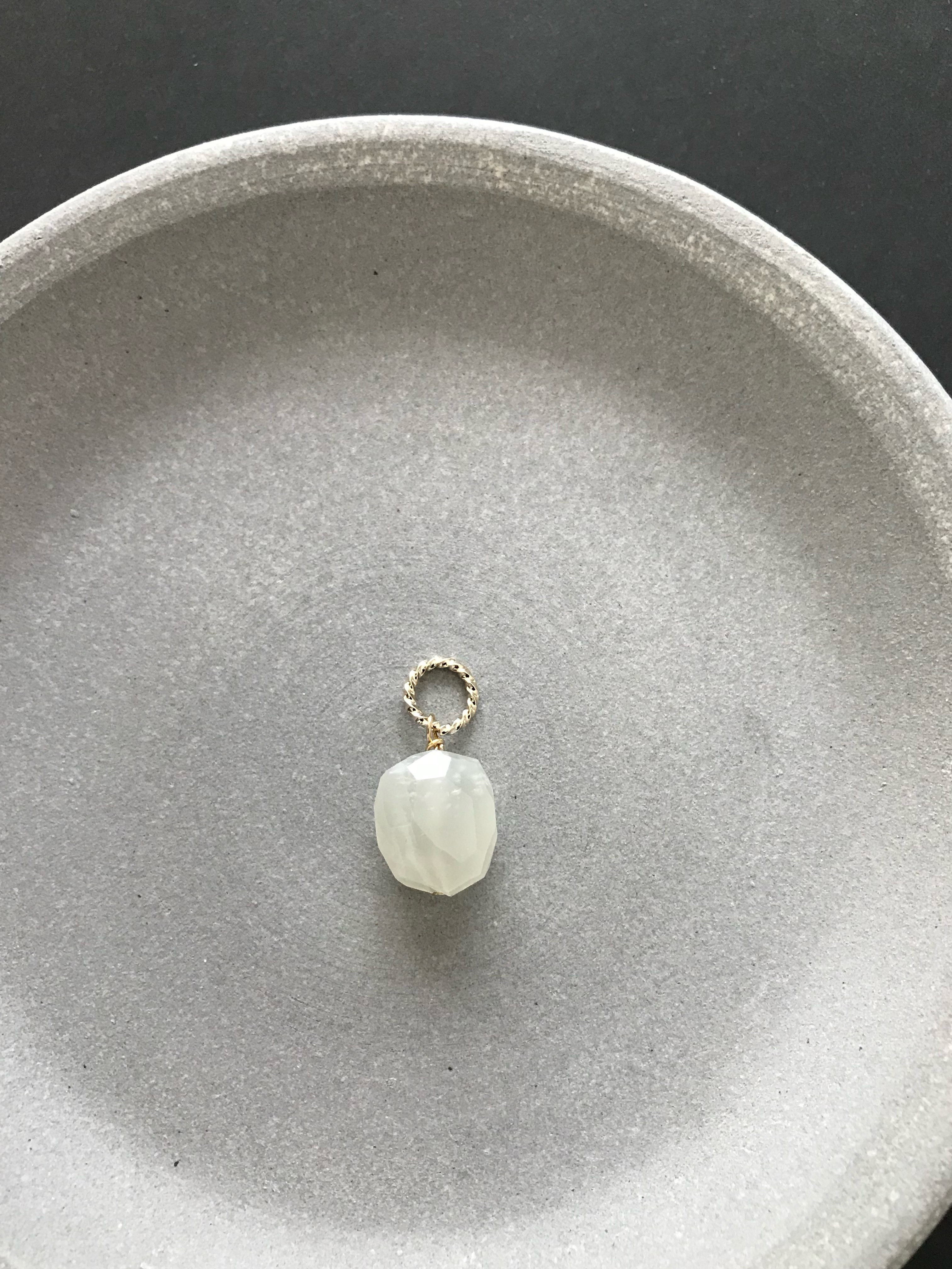 大粒のホワイトムーンストーン♚ペンダントトップ