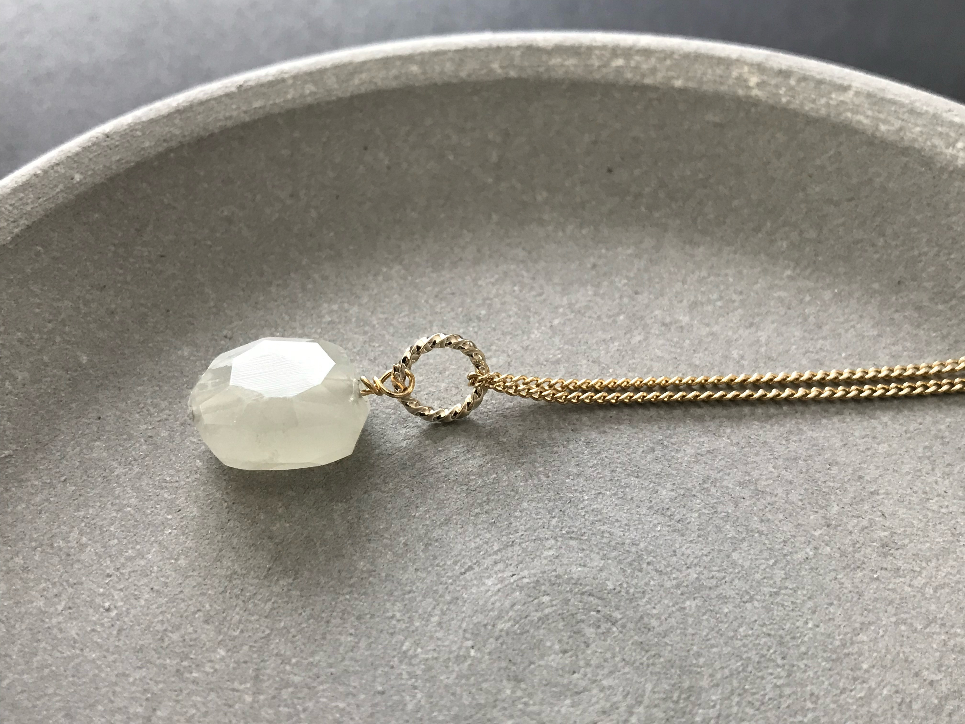 大粒のホワイトムーンストーン♚ペンダントトップ