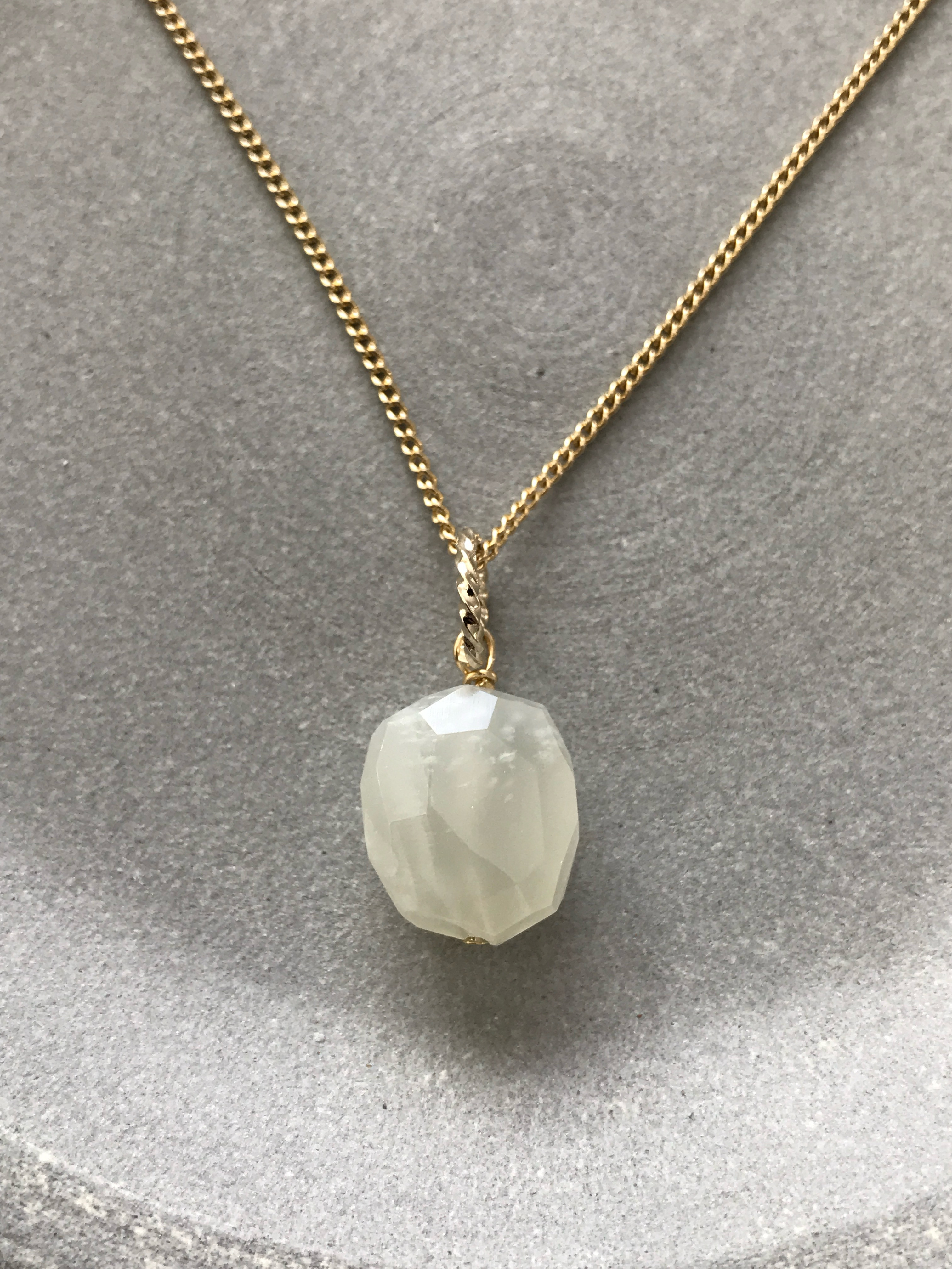 大粒のホワイトムーンストーン♚ペンダントトップ