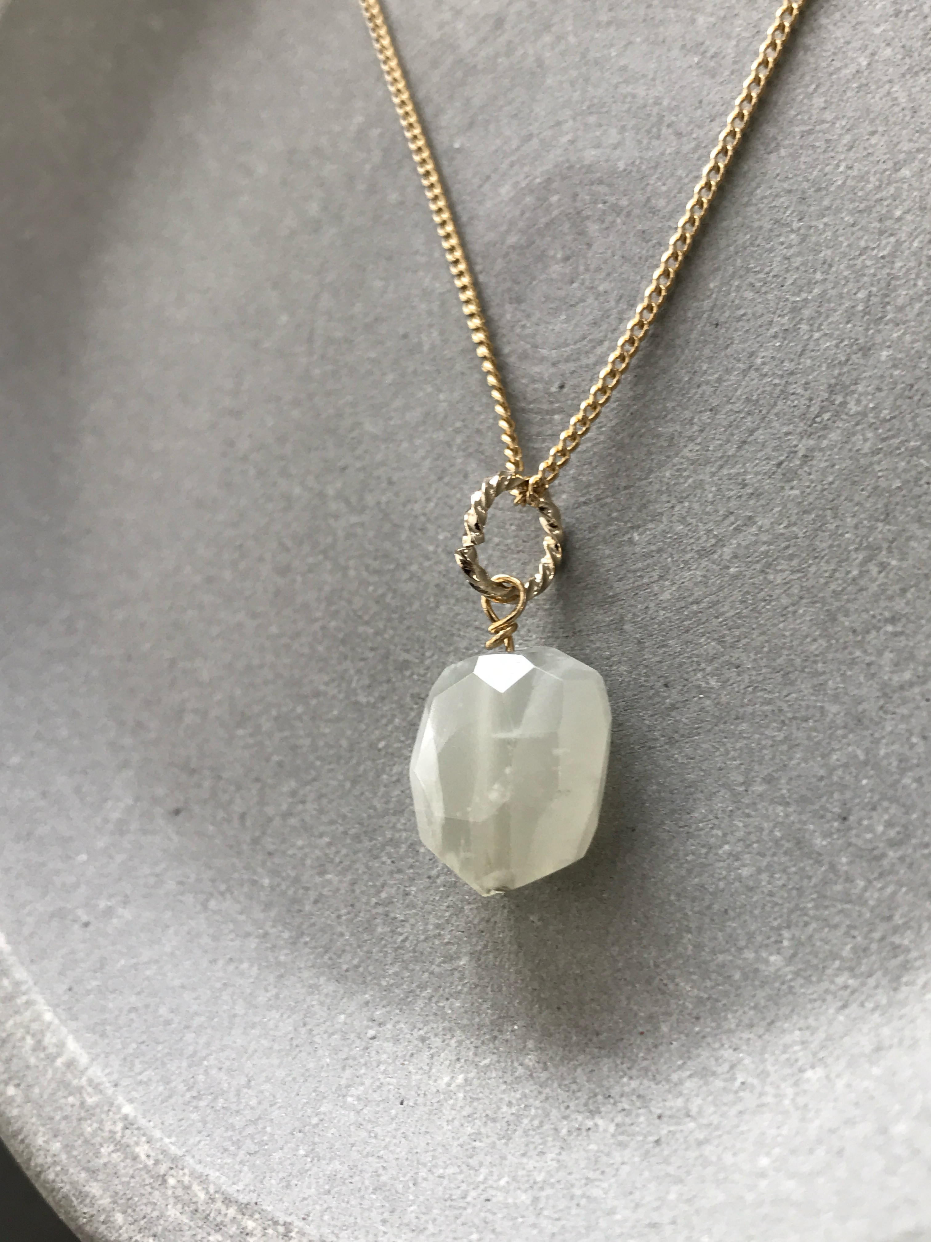 大粒のホワイトムーンストーン♚ペンダントトップ