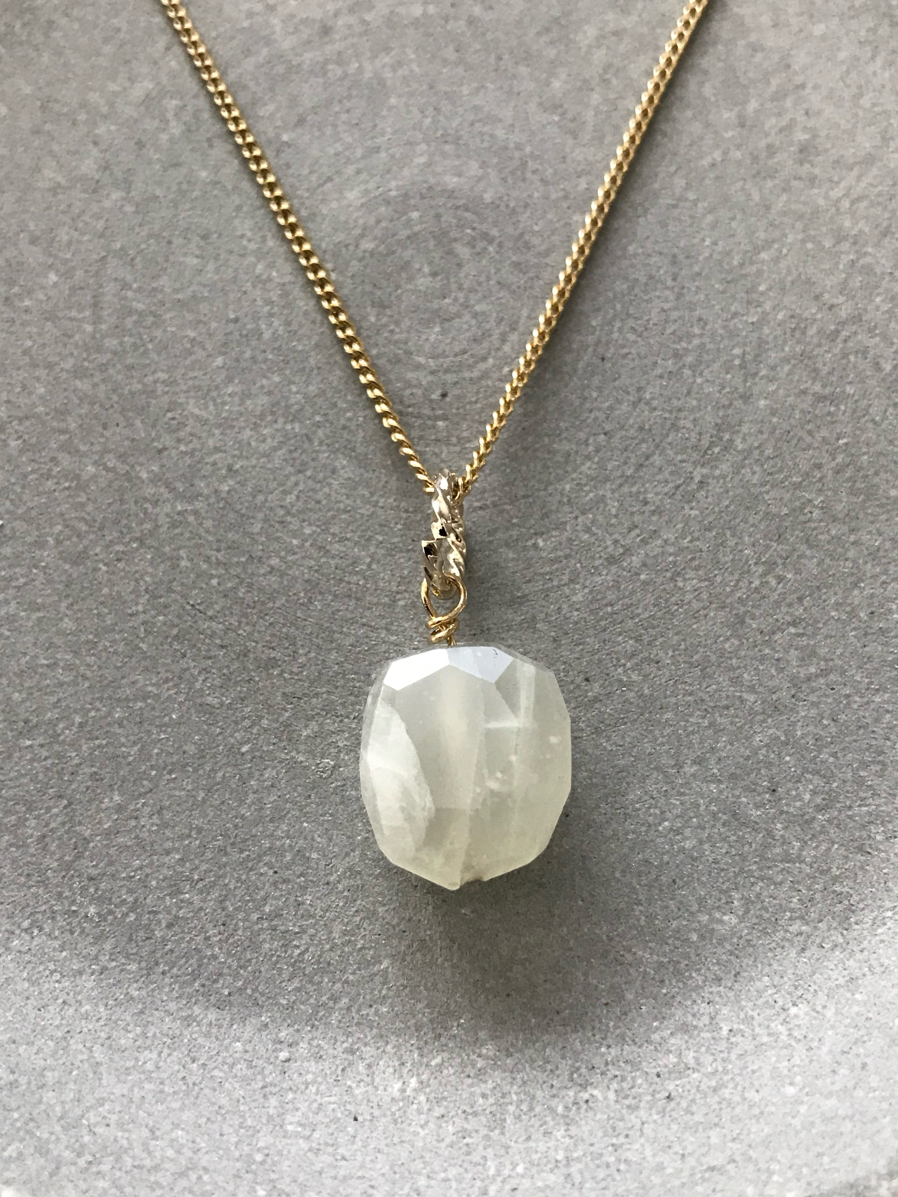 大粒のホワイトムーンストーン♚ペンダントトップ