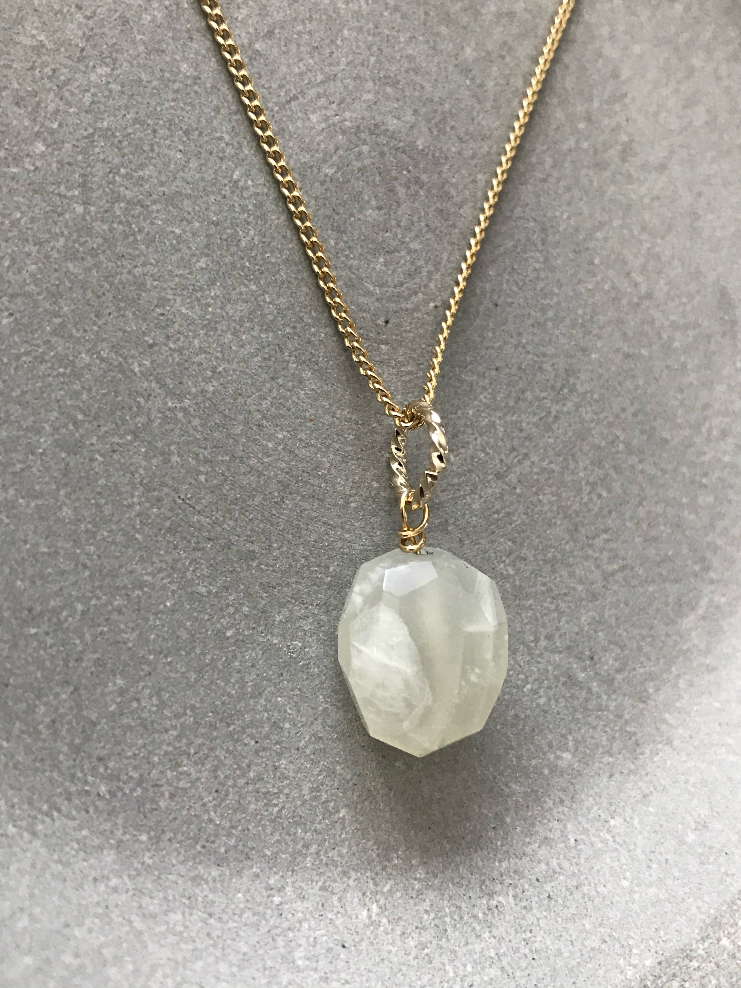 大粒のホワイトムーンストーン♚ペンダントトップ