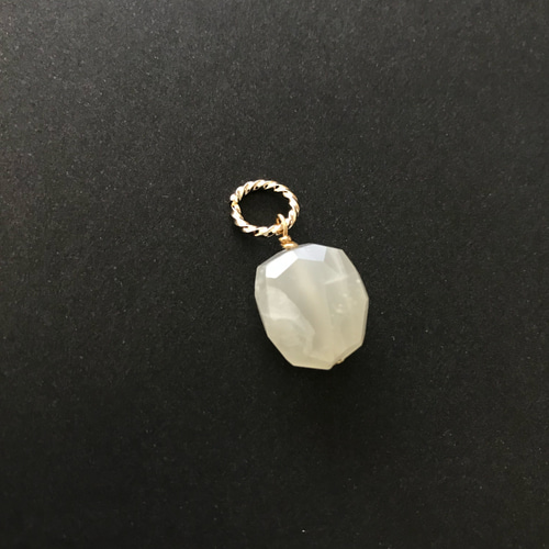 大粒のホワイトムーンストーン♚ペンダントトップ ペンダントトップ