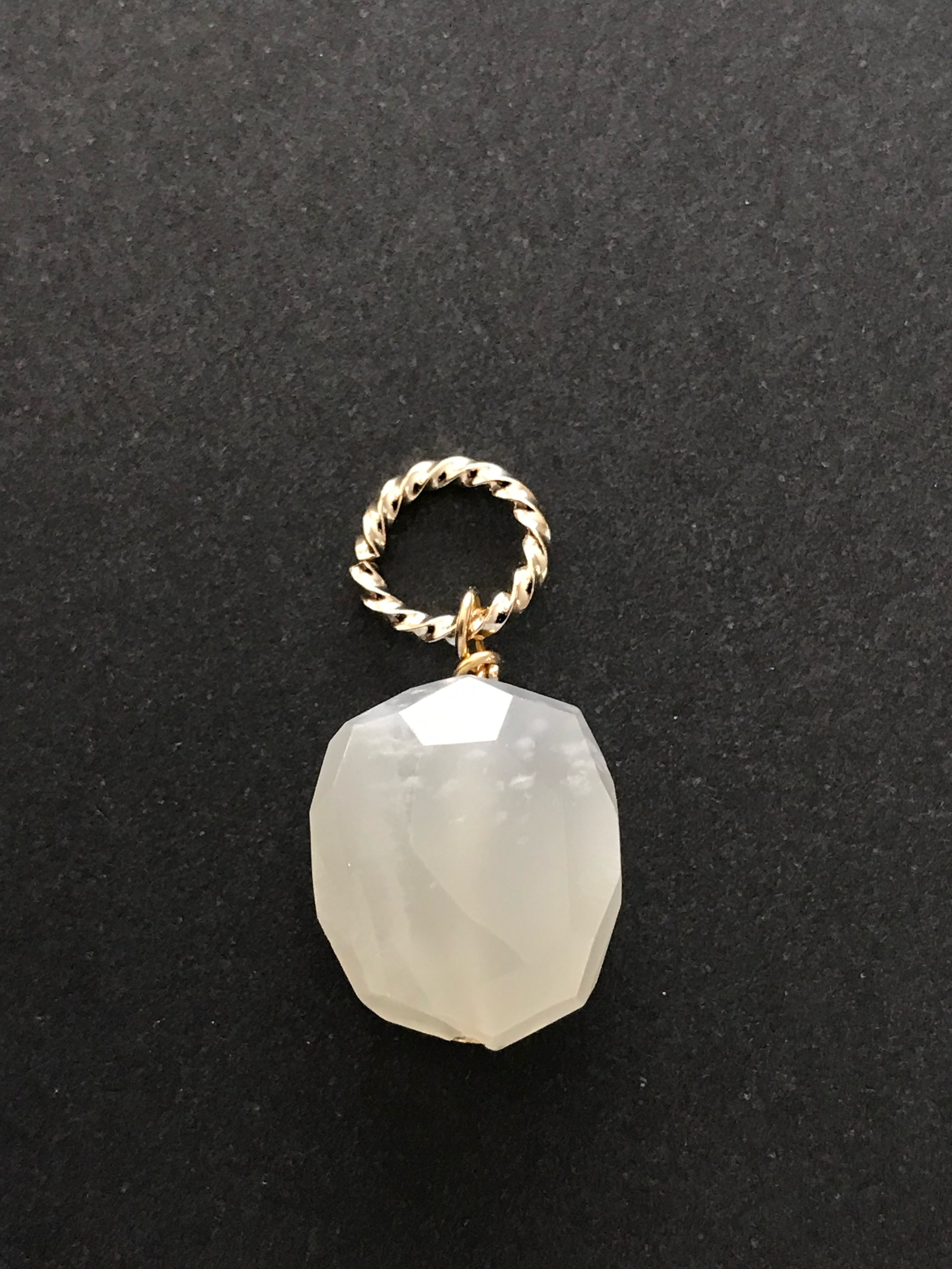 大粒のホワイトムーンストーン♚ペンダントトップ