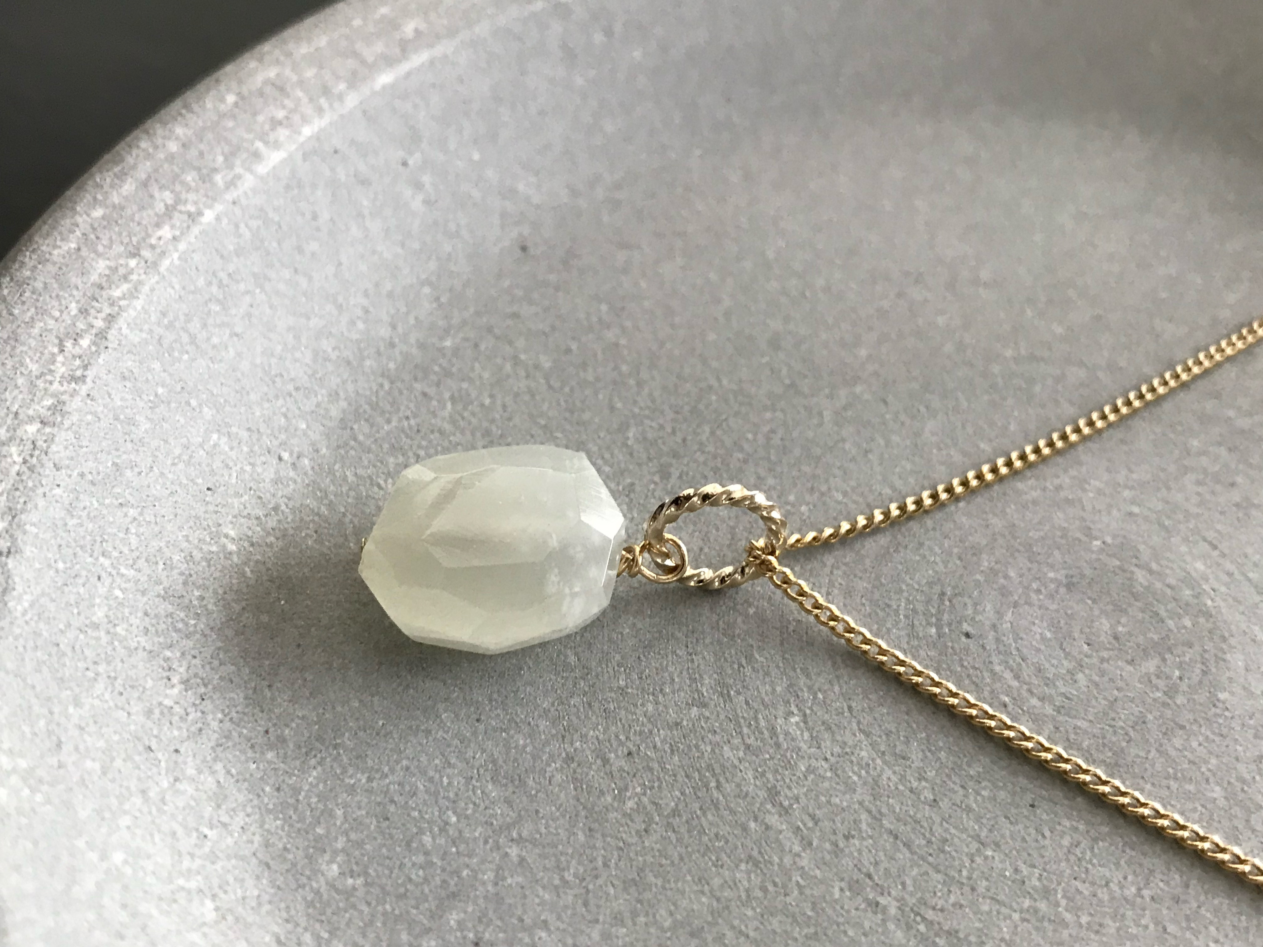 大粒のホワイトムーンストーン♚ペンダントトップ