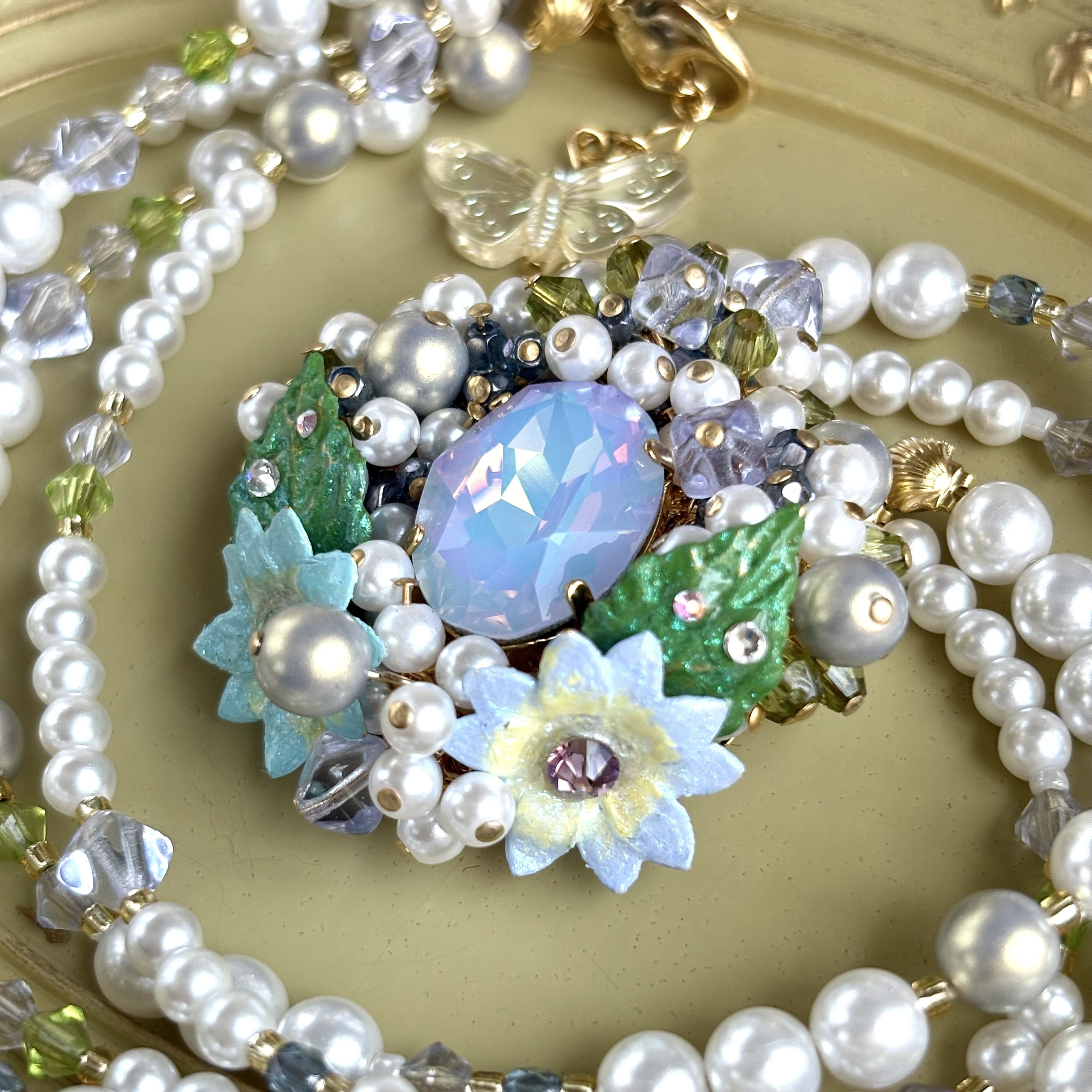 宝石の花園ネックレス(貴和クリスタル・ホワイトオパールヴィトラルライト)