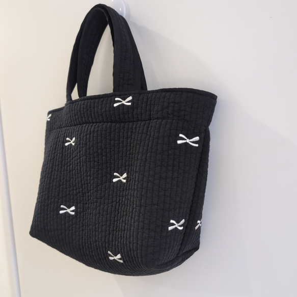 ✱受注制作✱ヌビバッグ Mサイズ/ヌビトートバッグ /ランチトート/ ブラック×リボン刺繍/ホワイト 2枚目の画像