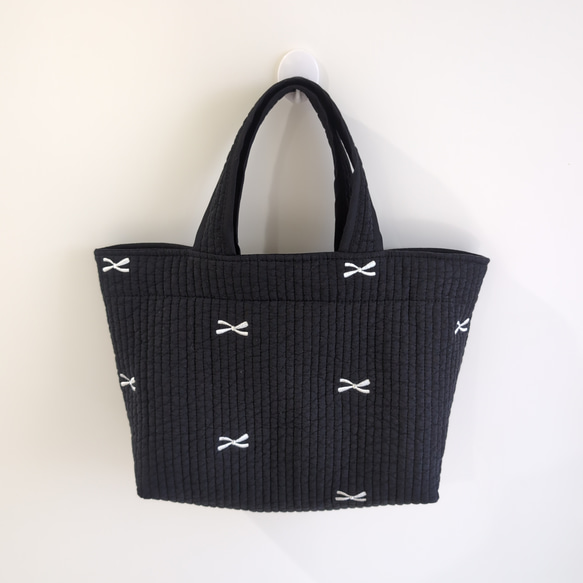 ✱受注制作✱ヌビバッグ Mサイズ/ヌビトートバッグ /ランチトート/ ブラック×リボン刺繍/ホワイト 1枚目の画像