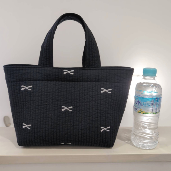 ✱受注制作✱ヌビバッグ Mサイズ/ヌビトートバッグ /ランチトート/ ブラック×リボン刺繍/ホワイト 3枚目の画像