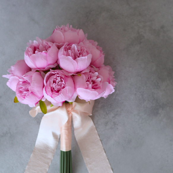 優雅でラグジュアリーなローズブーケ ひらひらした花びらが可愛さを