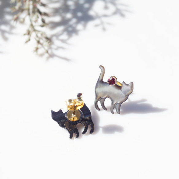宝石を運ぶ猫のピアス・サージカルステンレス　～宝石と猫 6枚目の画像