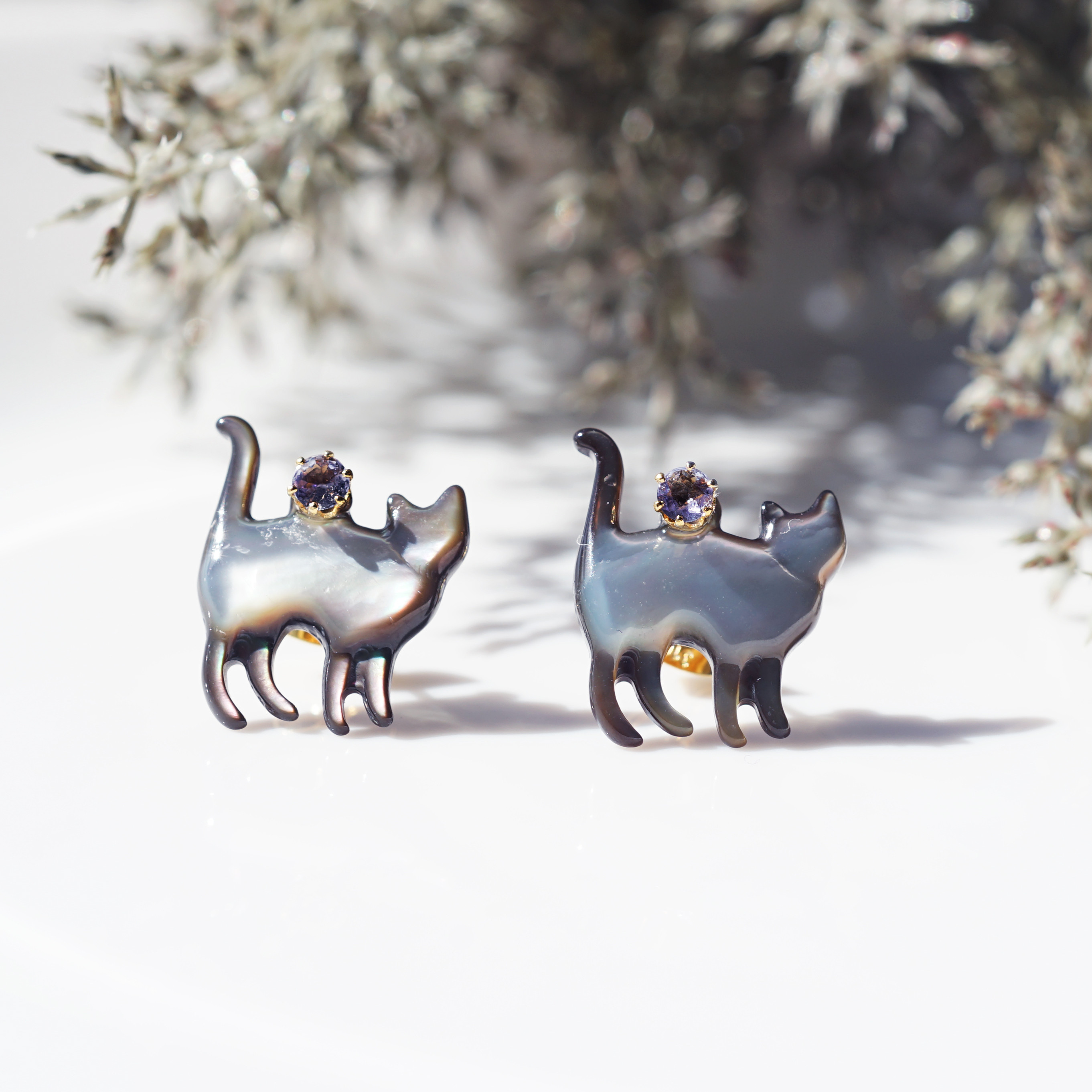 宝石を運ぶ猫のピアス・サージカルステンレス　～宝石と猫 7,810円