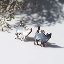 宝石を運ぶ猫のピアス・サージカルステンレス　～宝石と猫 8枚目の画像