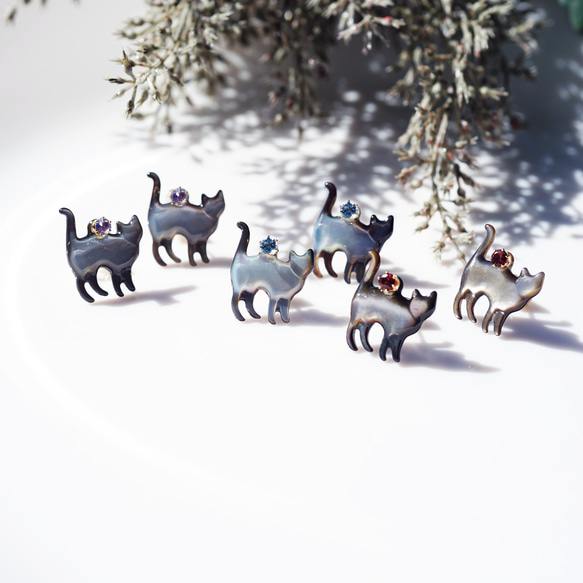 宝石を運ぶ猫のピアス・サージカルステンレス　～宝石と猫 9枚目の画像