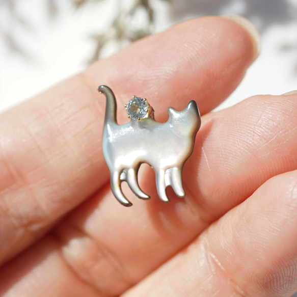 宝石を運ぶ猫のピアス・サージカルステンレス　～宝石と猫 7枚目の画像