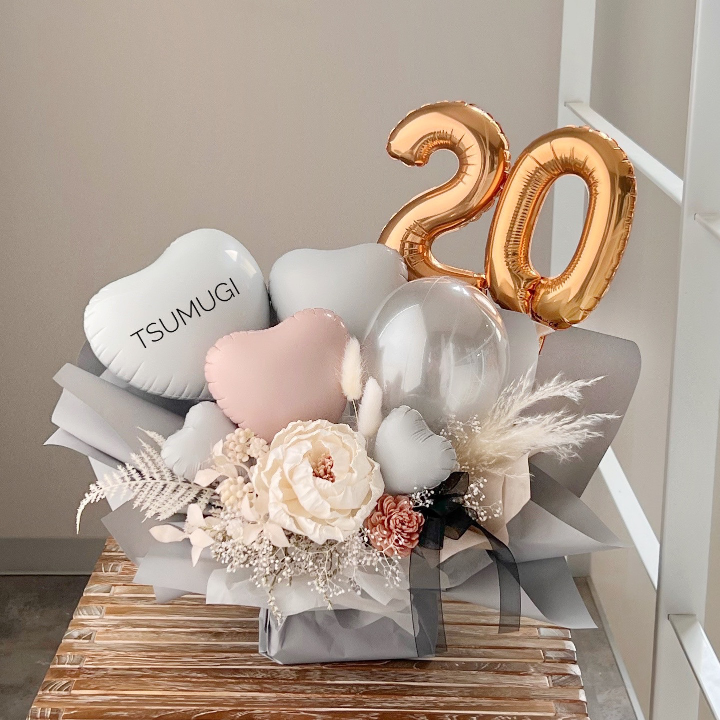 お花屋さんのバルーンフラワー　2501 数字　グレー　結婚祝い　誕生日　電報　祝電　開店祝い　開院祝い　開業祝い