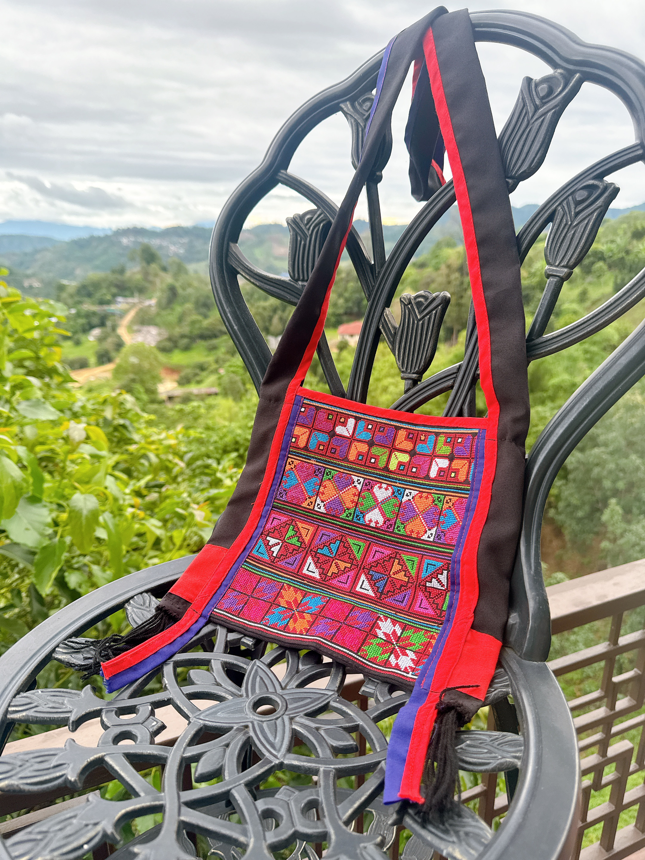 手刺繍と手縫いのショルダーバッグ　大きな株➕ 世界中の子供達