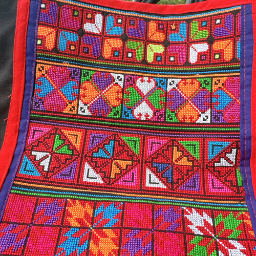 手刺繍と手縫いのショルダーバッグ 大きな株➕ 世界中の子供達 手刺繍