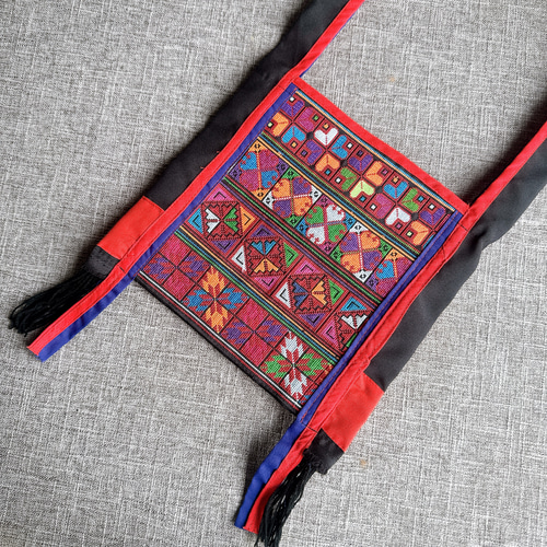 手刺繍と手縫いのショルダーバッグ　大きな株➕ 世界中の子供達 手刺繍と手縫いのショルダーバッグ 大きな株➕ 世界中の子供達 - メルカリ