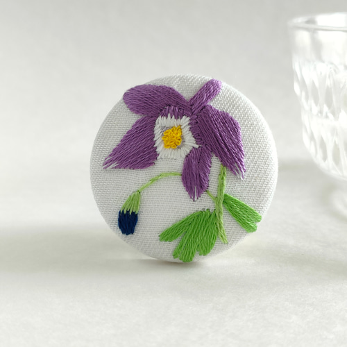 オダマキの花刺繍ブローチ ブローチ かなちゃん手刺繍工房 通販