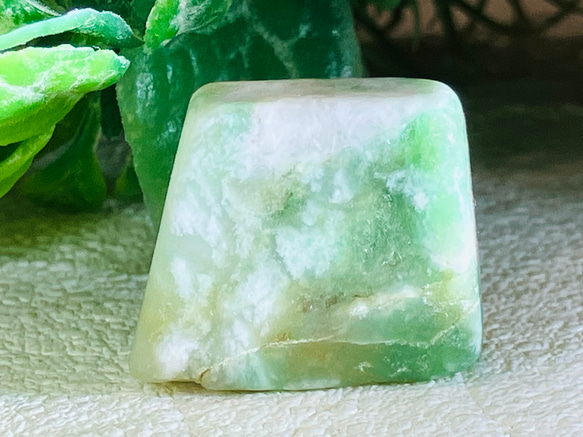 本翡翠　原石　鳳凰　新品 0122 成功と繁栄✨ 糸魚川産 硬玉翡翠 原石 ジェダイド タンブル