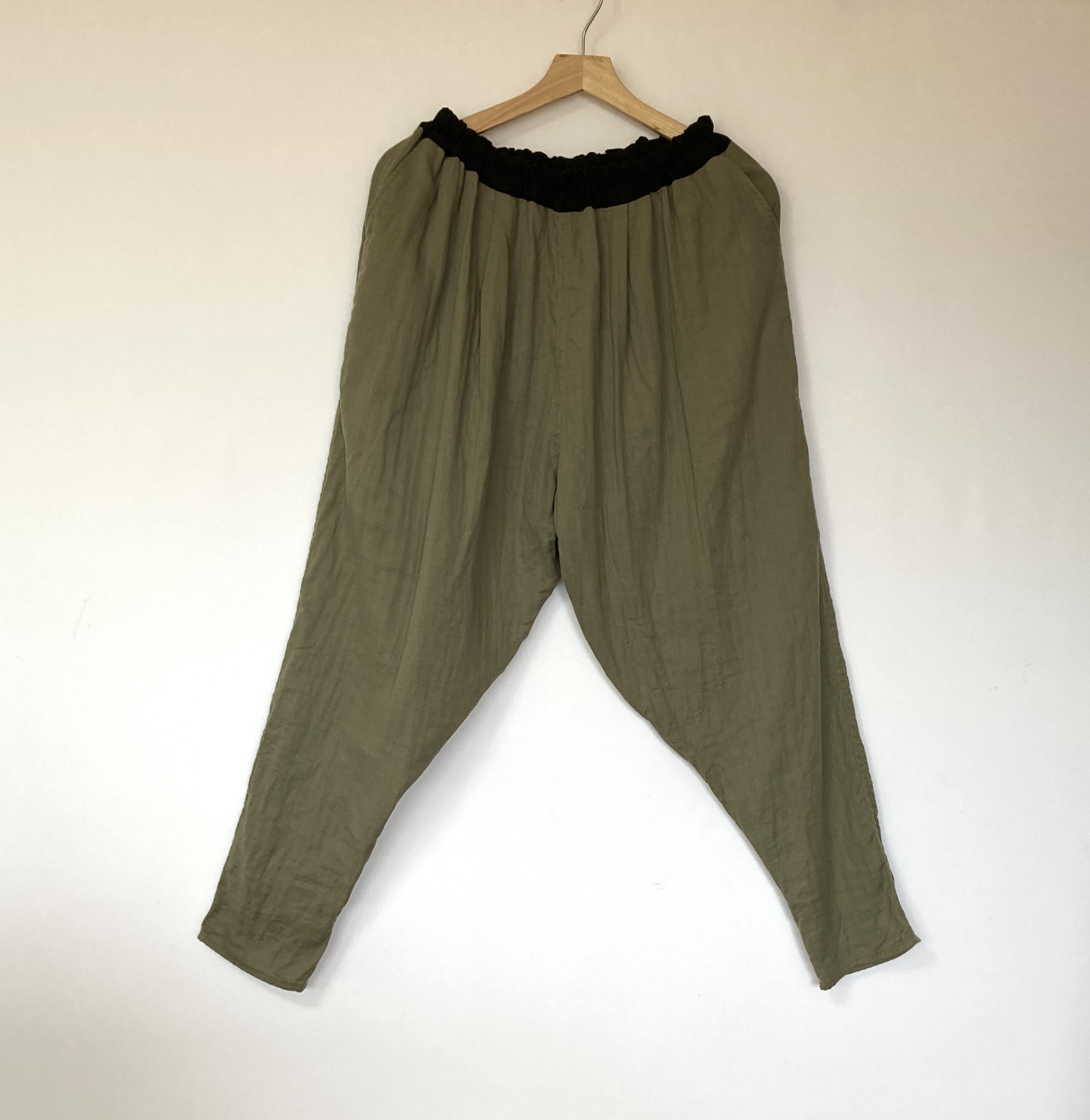 Wガーゼのスリムなサルエルパンツ　カーキグレー