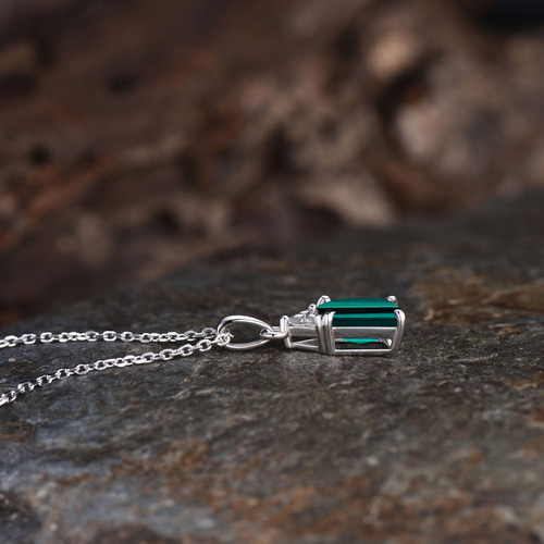 5月の誕生石エメラルドネックレス グリーンジェムストーンペンダント