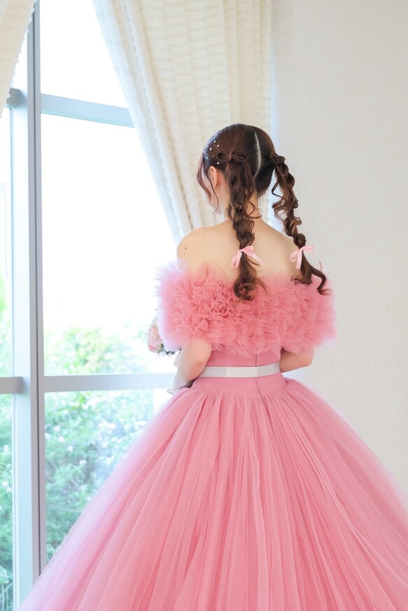 オフショルダー ウェディングドレス ふわふわ ピンク 結婚式 実例写真！フラワーオフショルダーのみ くすみピンク ふわふわ