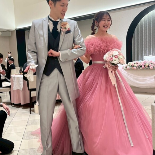 オフショルダー ウェディングドレス ふわふわ ピンク 結婚式 実例写真！フラワーオフショルダーのみ くすみピンク ふわふわ