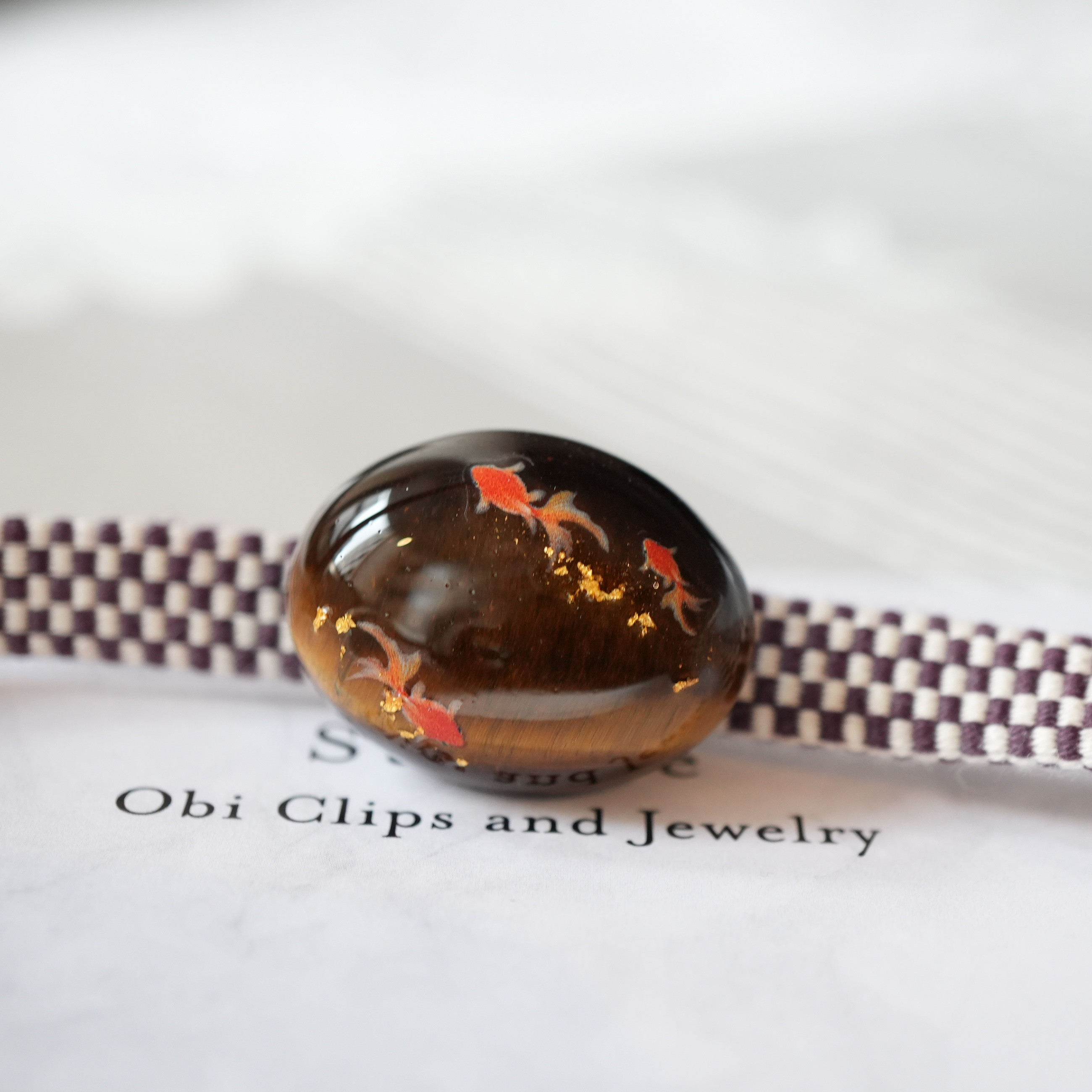 タイガーアイと金魚の帯留め　金箔入り　ポニーフック ブローチ