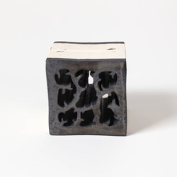 有孔ブロック｜欄間タイル90厚｜唐草｜黒メタリック調 1枚目の画像