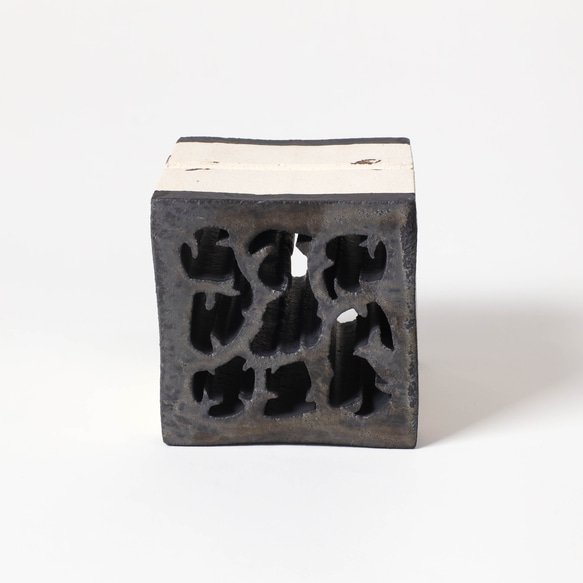 有孔ブロック｜欄間タイル90厚｜唐草｜黒メタリック調 1枚目の画像