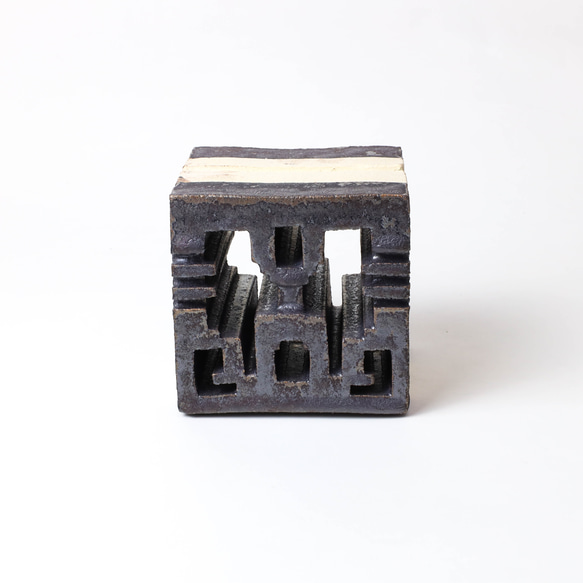 有孔ブロック｜欄間タイル90厚｜ライト｜黒メタリック調 1枚目の画像