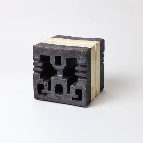 有孔ブロック｜欄間タイル90厚｜ライト｜黒メタリック調 2枚目の画像