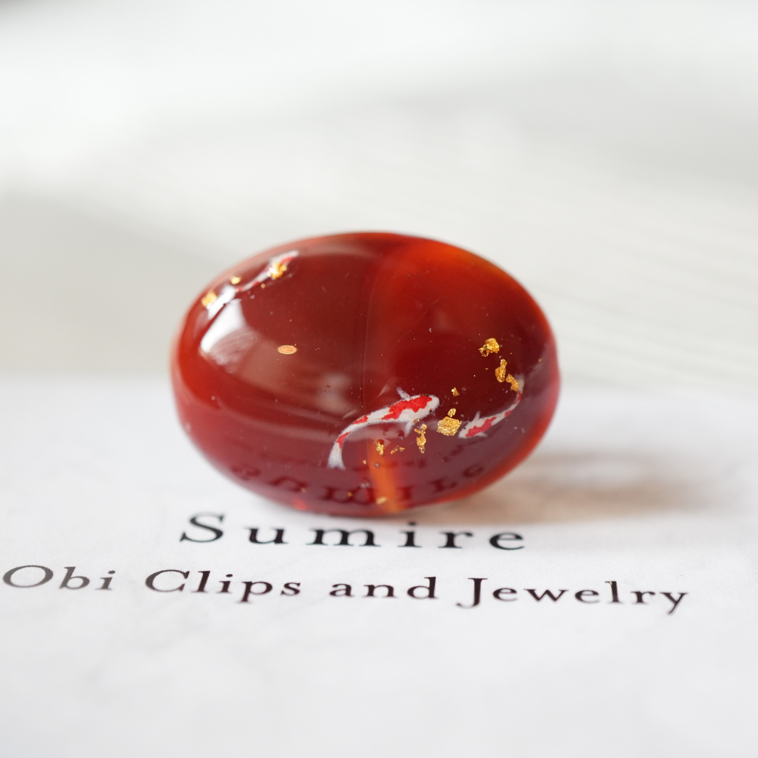 カーネリアンと鯉の帯留め　金箔入り　ポニーフック ブローチ