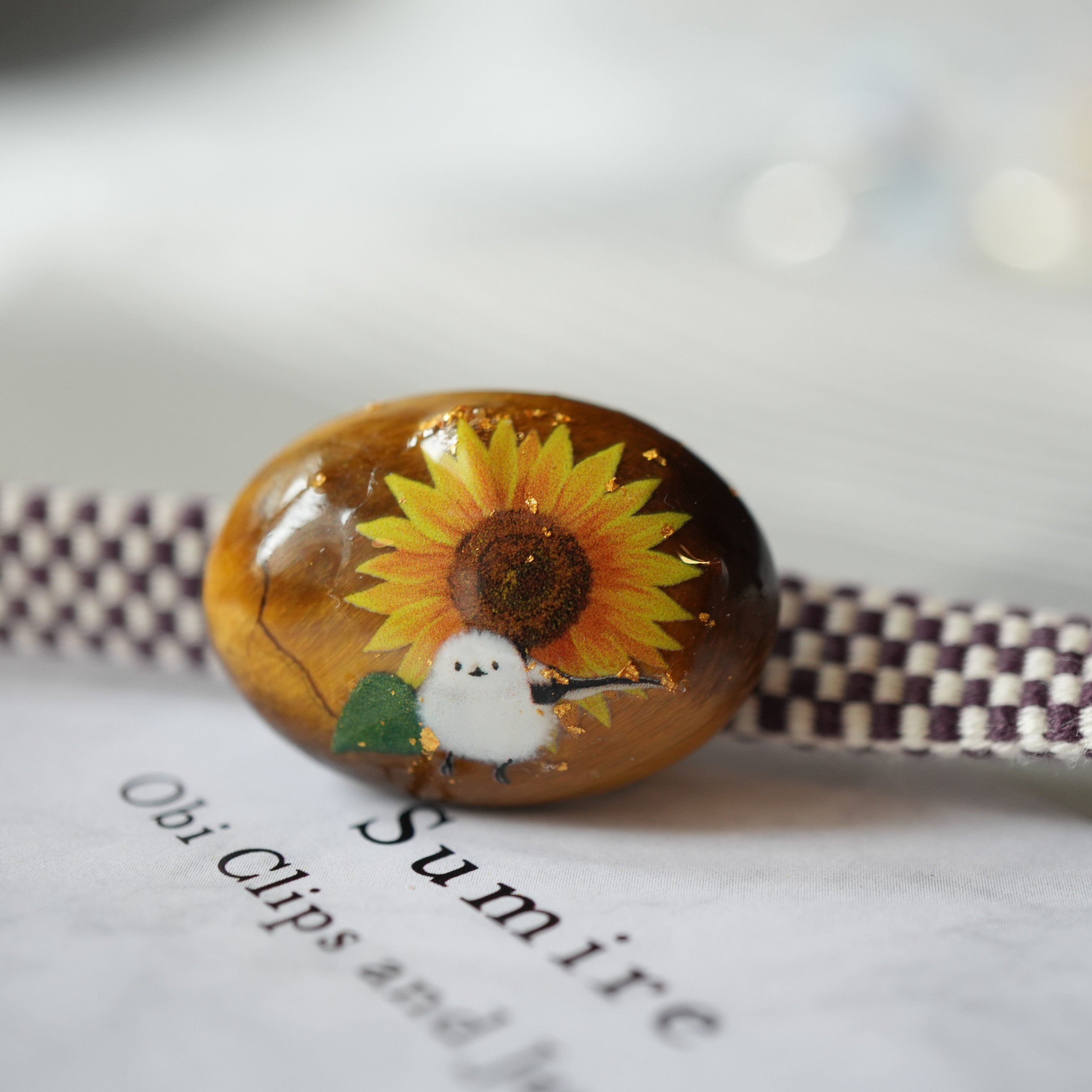 タイガーアイとひまわりとシマエナガの帯留め　金箔入り　ポニーフック ブローチ