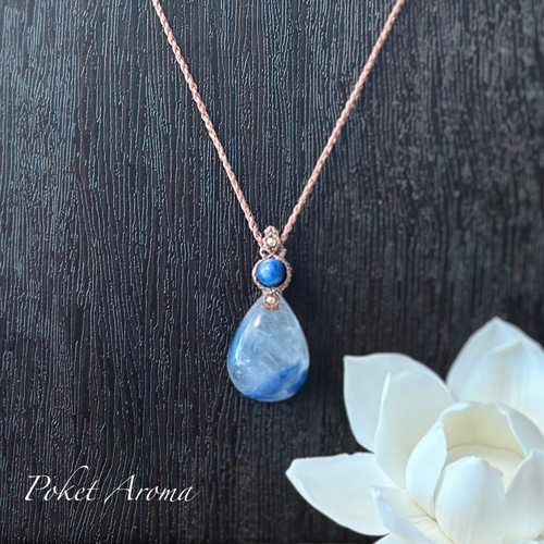 『蒼樹』カイヤナイトシリカのマクラメペンダントネックレス 宵輝』カイヤナイトシリカとカイヤナイトのマクラメペンダント