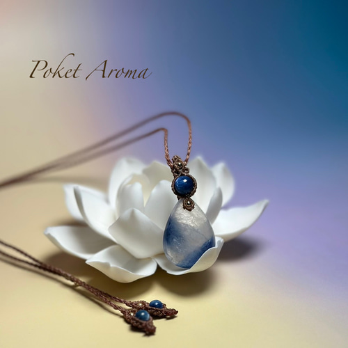 『蒼樹』カイヤナイトシリカのマクラメペンダントネックレス 宵輝』カイヤナイトシリカとカイヤナイトのマクラメペンダント