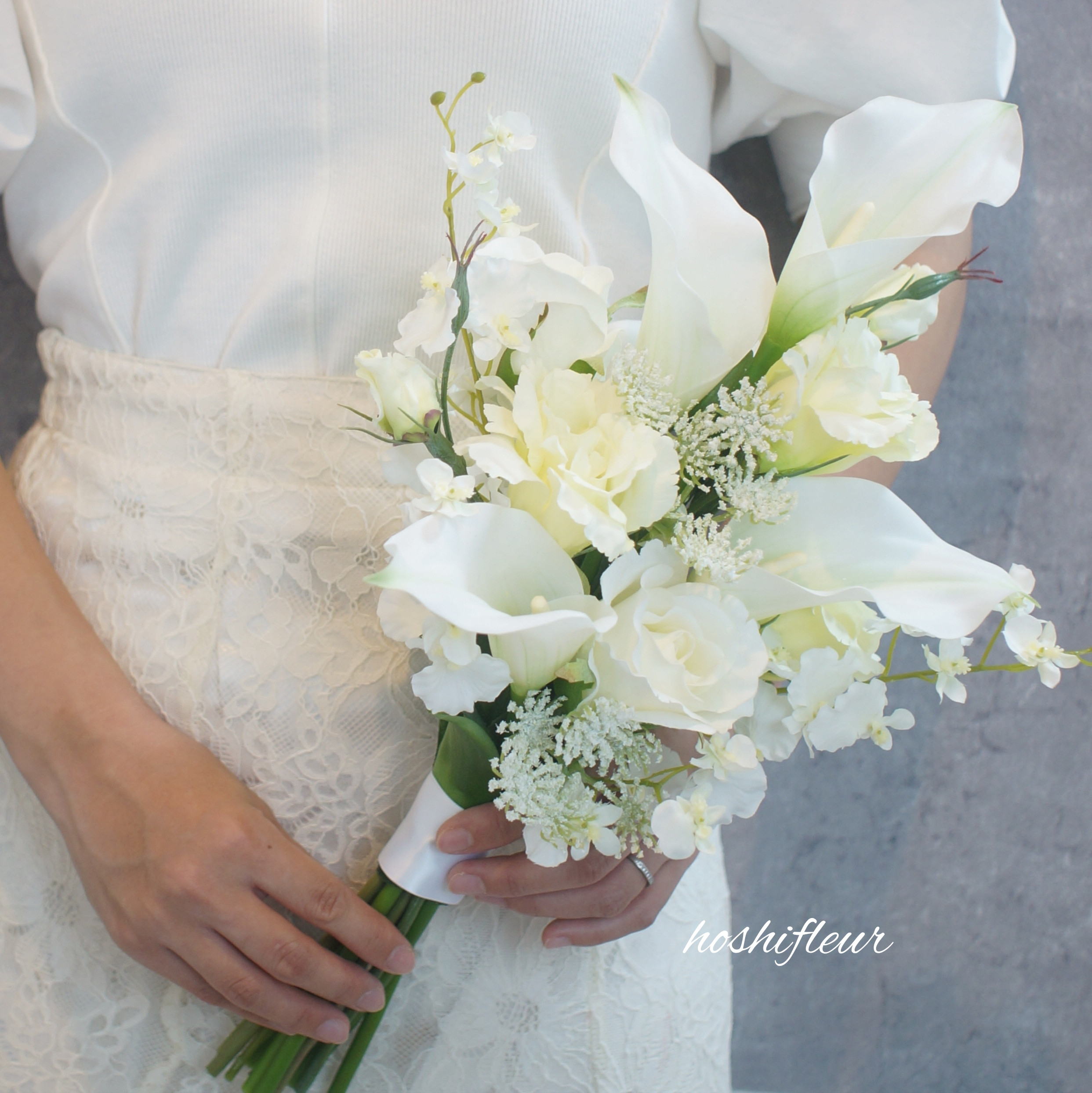 カラーブーケブートニア♡バラ白ブーケ白カラーウェディングブーケ