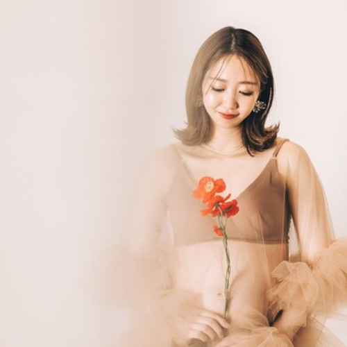 実例写真！トップス ベージュ ロングスリーブ 揺らめく裾 披露宴/結婚  