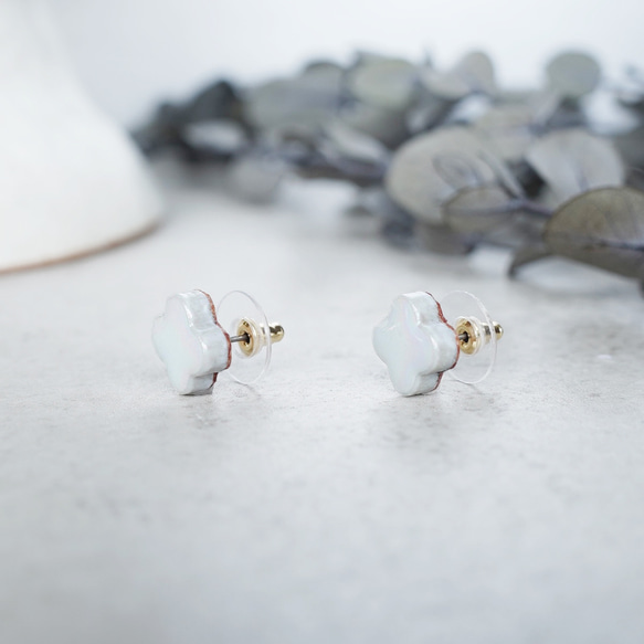 TP-261 美濃燒小花白珍珠加工耳環/耳環 [背面皮革加工] 第2張的照片