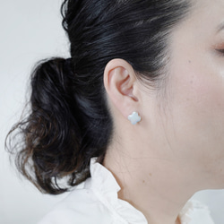 TP-261 美濃燒小花白珍珠加工耳環/耳環 [背面皮革加工] 第4張的照片