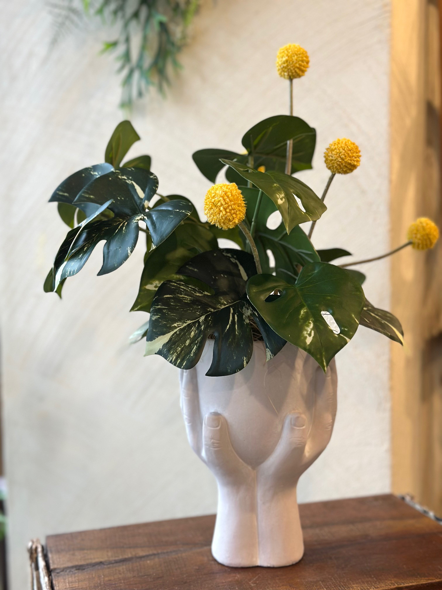 フェイクグリーンのハンドポットアレンジ（ビリーボタン）