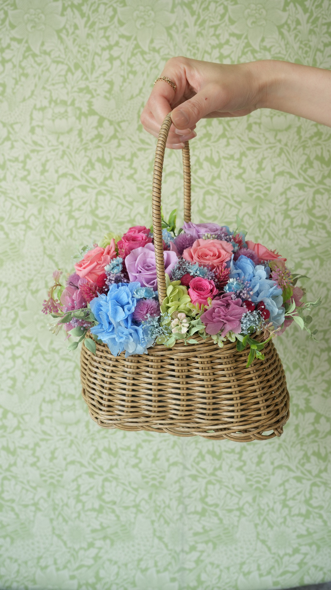 プリザーブドフラワー　フラワーバスケット　バラあじさい　誕生日、送別などさまざまなシーンでのフラワーギフトに