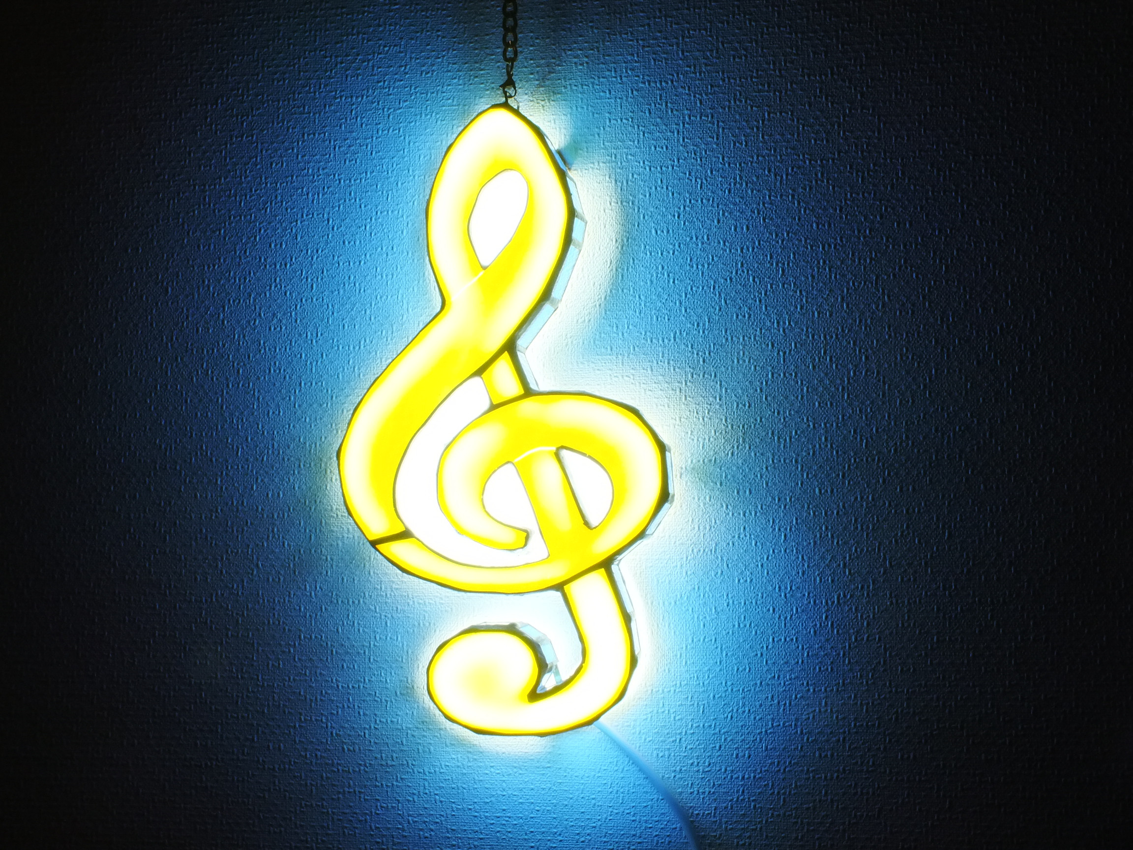 ト音記号(黄色)　ステンドグラスのウォールランプまたは吊りランプ