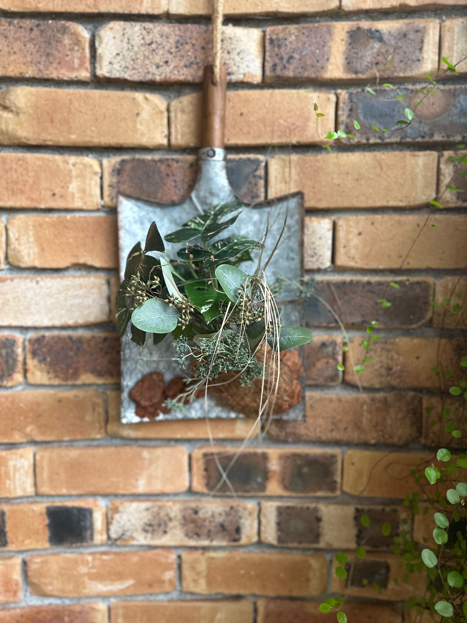 フェイクグリーンの壁掛けスコップアレンジ（モンステラ）