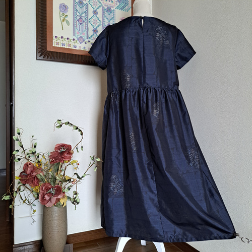 着物リメイク 正絹 大島染 青色葉柄 ヨーク切り替えギャザーワンピース 着物リメイク 正絹 大島染 青色葉柄 ヨーク切り替えギャザー