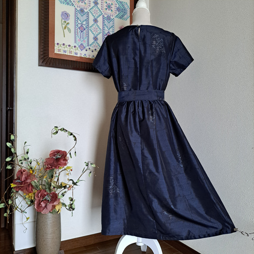 着物リメイク紬のギャザーワンピース 着物リメイク】脇ギャザーの前開きワンピース/紬 | iichi 日々の