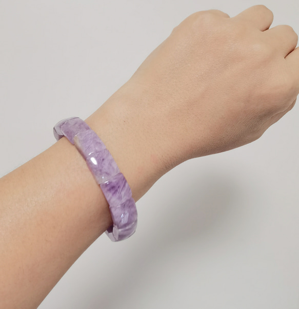 《癒しのラベンダー》天然アメジスト バングル風パワーブレスレット　数限定 2枚目の画像