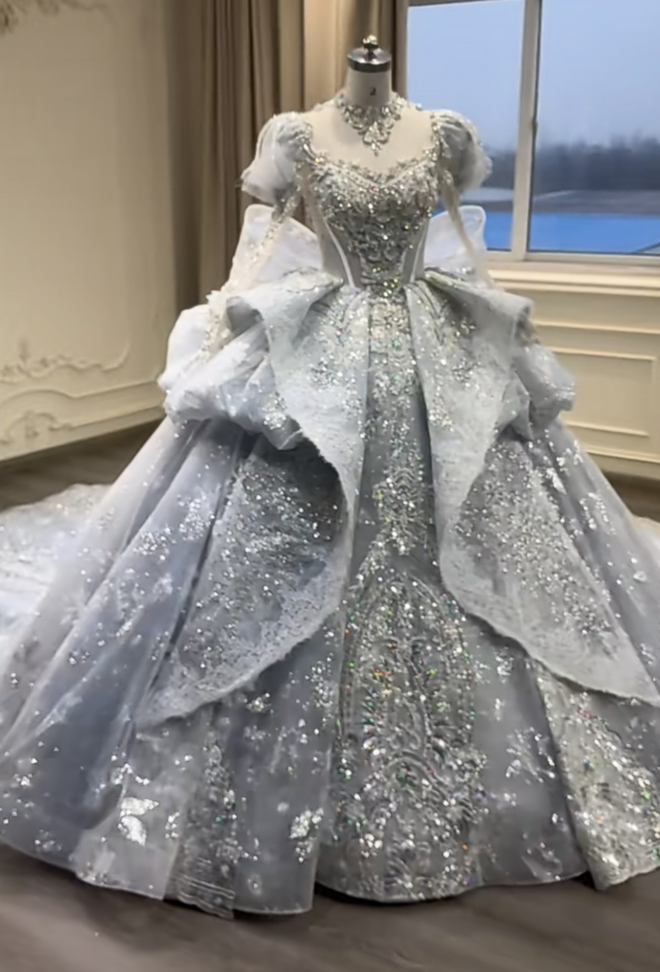 爽やかで優しいブルー　首飾り　水波プリンセス　バックリボン　お姫様　花柄のモチーフ刺繍　プリンセスライン　パフスリーブ 96,239円